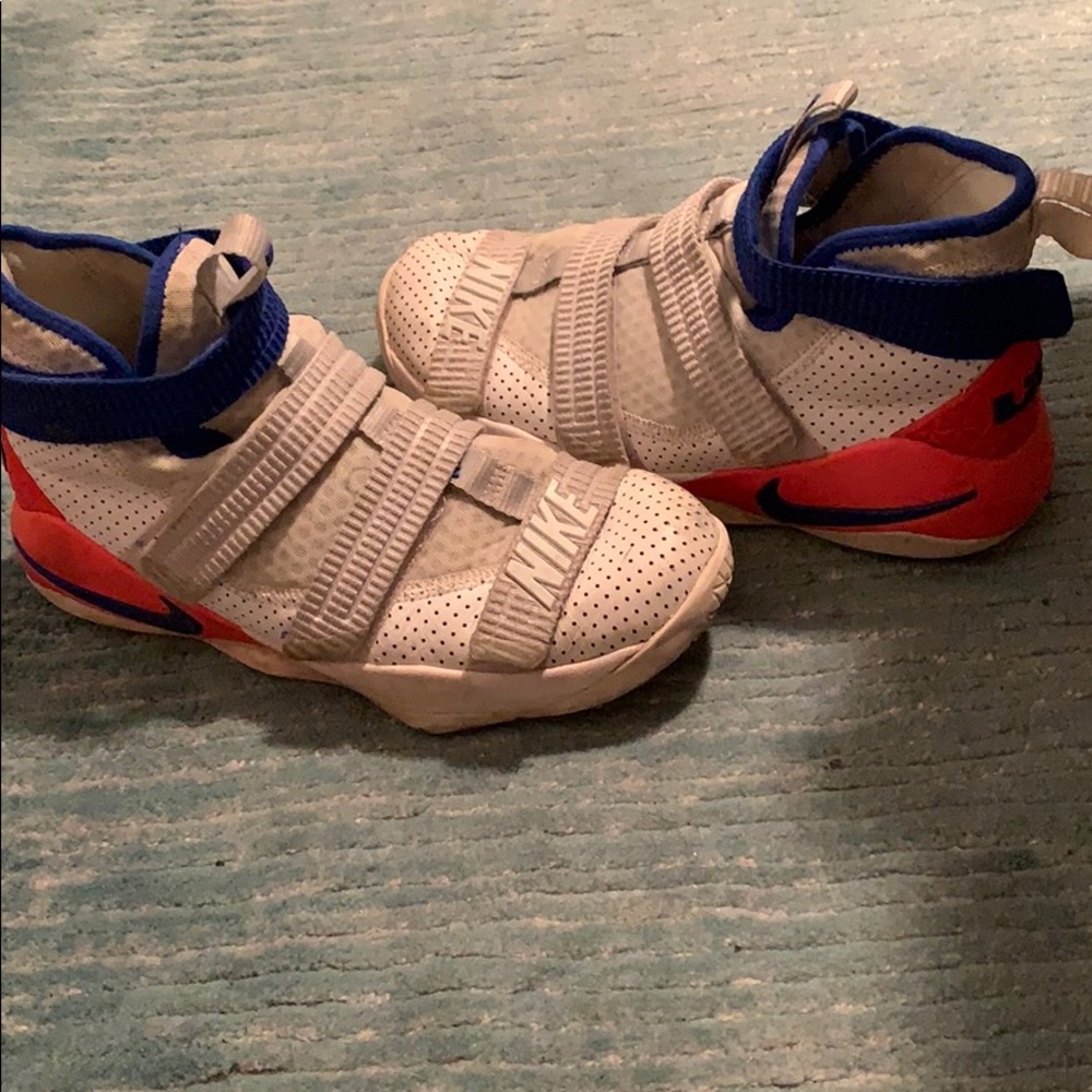 Nike zoom sneakers